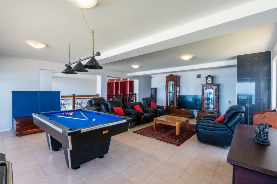 7 Bedroom Property for Sale in Outeniqua Strand Western Cape
